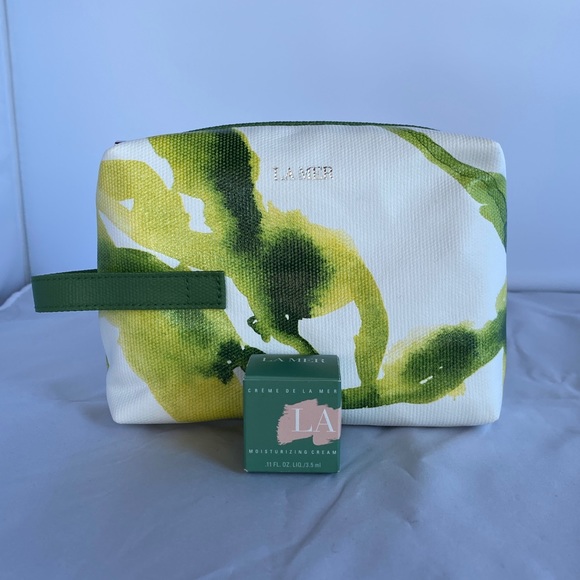 La Mer travel bag with travel size of moisturizing cream .11 fl oz - Picture 2 of 8